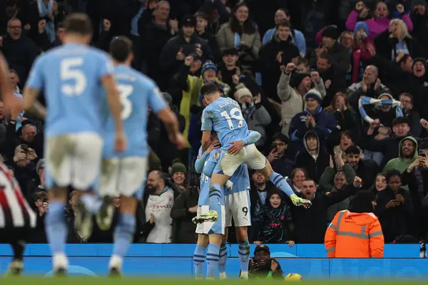 Manchester City 'den Erling Hland, 20 Şubat 2024 tarihinde Etihad Stadyumu' nda oynanan Premier League maçında Manchester City ile Brentford arasındaki maçı 1-0 kazanma golünü kutluyor.