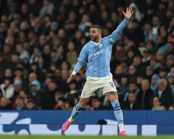 Manchester City 'den Kyle Walker Premier League maçında topu Etihad Stadyumu' nda Manchester City ile Brentford 'a karşı 20 Şubat 202' de çağırıyor.