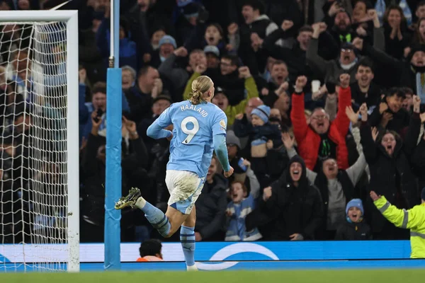Manchester City 'den Erling Hland, 20 Şubat 2024 tarihinde Etihad Stadyumu' nda oynanan Premier League maçında Manchester City ile Brentford arasındaki maçı 1-0 kazanma golünü kutluyor.