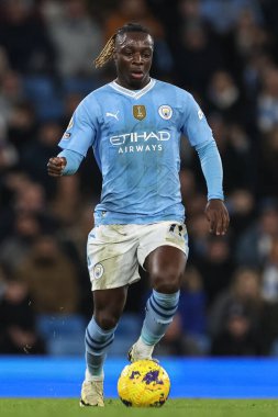 Manchester City 'den Jrmy Doku Premier League maçında topu Manchester City ile Brentford' a karşı Etihad Stadyumu, Manchester, İngiltere, 20 Şubat 2024