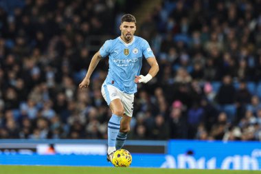 Manchester City 'den Rben Dias 20 Şubat 2024' te Etihad Stadyumu 'nda Manchester City' nin Brentford 'a karşı oynadığı Premier Lig maçında topa vuruyor.