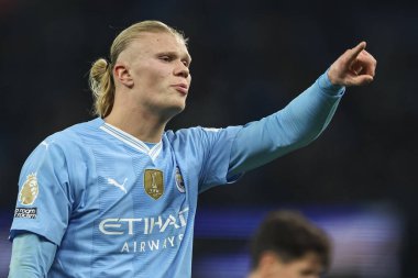 Manchester City 'den Erling Haaland, 20 Şubat 202' de Etihad Stadyumu 'nda Manchester City ile Brentford arasındaki Premier League maçında takım talimatlarını veriyor.