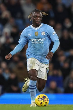 Manchester City 'den Jrmy Doku Premier League maçında topu Manchester City ile Brentford' a karşı Etihad Stadyumu, Manchester, İngiltere, 20 Şubat 2024