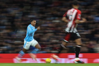 Manchester City 'den Manuel Akanji 20 Şubat 202' de Etihad Stadyumu 'nda Manchester City ile Brentford arasında oynanan Premier League maçında topu aldı.