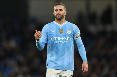 Manchester City 'den Kyle Walker, 20 Şubat 202' de Etihad Stadyumu 'nda Manchester City' nin Brentford 'a karşı oynadığı Premier League maçında takım talimatlarını veriyor.