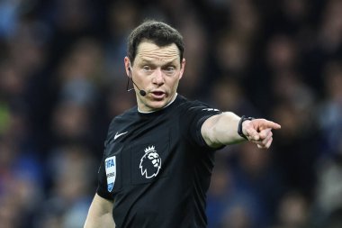 Hakem Darren England, 20 Şubat 202 'de Etihad Stadyumu' nda oynanan Premier League maçında Manchester City ve Brentford maçında ders veriyor.