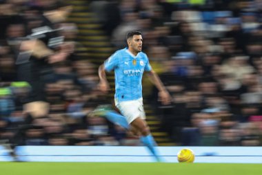 Manchester City 'den Rodri, Premier League maçında topu Manchester City ile Brentford' a karşı Etihad Stadyumu, Manchester, İngiltere 'de 20 Şubat 202' de atıyor.