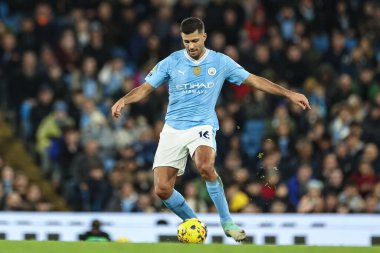 Manchester City 'den Rodri Premier Lig maçında topu Manchester City ile Brentford' a karşı Etihad Stadyumu, Manchester, İngiltere, 20 Şubat 202