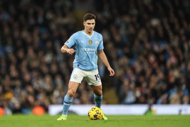 Manchester City 'den Julin Ivarez Premier League maçında topu Manchester City ile Brentford' a karşı Etihad Stadyumu, Manchester, Birleşik Krallık, 20 Şubat 2024