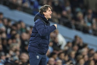 Brentford 'un Thomas Frank teknik direktörü 20 Şubat 202' de Etihad Stadyumu 'nda Manchester City' nin Brentford 'a karşı oynadığı Premier League maçında takım talimatlarını verir.