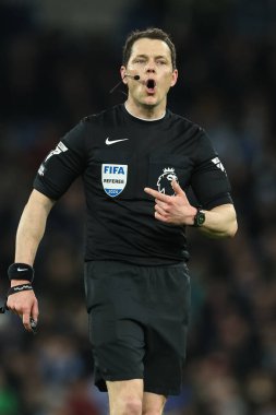 Hakem Darren England, Premier Lig maçı sırasında Etihad Stadyumu 'nda Manchester City' ye karşı Brentford maçında eğitim veriyor.