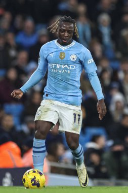 Manchester City 'den Jrmy Doku Premier League maçında topu Manchester City ile Brentford' a karşı Etihad Stadyumu, Manchester, İngiltere, 20 Şubat 2024