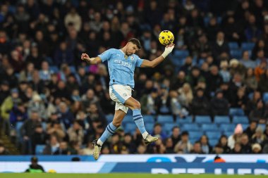 Manchester City 'den Rben Dias 20 Şubat 2024' te Etihad Stadyumu 'nda Manchester City ile Brentford arasındaki Premier League maçında yüksek topu kazanmak için sıçradı.