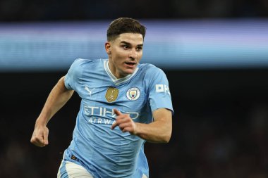 Manchester City 'den Julin Ivarez 20 Şubat 2024 tarihinde Etihad Stadyumu' nda Manchester City ile Brentford arasında oynanan Premier League maçında topu aldı.