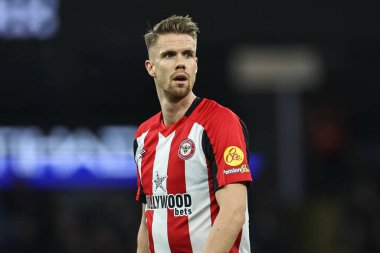 Brentford 'dan Kristoffer Ajer Premier League maçı sırasında Manchester City, Etihad Stadyumu' nda Brentford 'a karşı, 20 Şubat 202