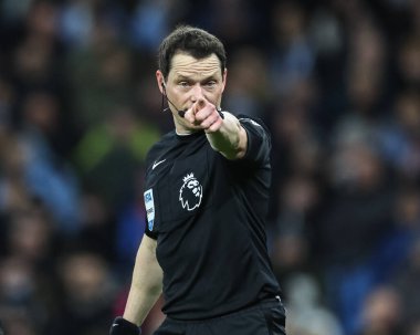 Hakem Darren England, 20 Şubat 202 'de Etihad Stadyumu' nda oynanan Premier League maçında Manchester City ve Brentford maçında ders veriyor.