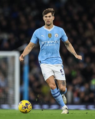 Manchester City 'den John Stones Premier League maçında topu aldı Manchester City, Etihad Stadyumu' nda Brentford 'a karşı, 20 Şubat 202