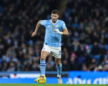 Manchester City 'den Rben Dias 20 Şubat 2024' te Etihad Stadyumu 'nda Manchester City' nin Brentford 'a karşı oynadığı Premier Lig maçında topa vuruyor.