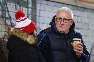 Bir Hull KR taraftarı, 22 Şubat 202 'de İngiltere' nin Hull kentindeki Kingston 'daki Sewell Group Craven Park' ta oynanan Betfred Süper Lig karşılaşmasında Hull KR ve Leeds Rhinos maçında kahve içti.