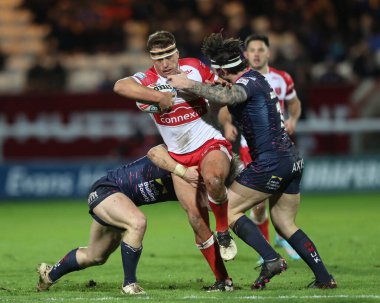 Hull KR 'dan Jai Whitbread, Betfred Süper Lig 2. tur karşılaşmasında Leeds Rhinos' tan Andy Ackers tarafından, Sewell Group Craven Park 'ta Hull KR' a karşı Leeds Rhinos maçında ele geçirildi.
