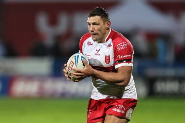 Hull KR 'dan Ryan Hall, 22 Şubat 202' de İngiltere 'nin Hull kentinde oynanan Sewell Group Craven Park' ta oynanan Hull KR-Leeds Rhinos maçında topu kırıyor.
