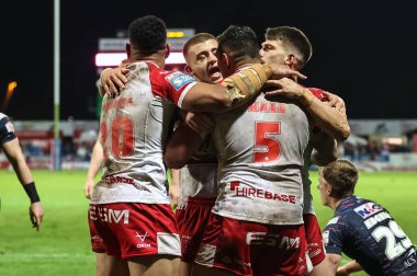 Hull KR 'dan Ryan Hall, 22 Şubat 202' de İngiltere 'nin Hull kentinde oynanan Sewell Group Craven Park' taki Hull KR-Leeds Rhinos maçında takım arkadaşlarıyla yaptığı denemeyi kutluyor.