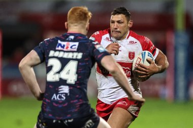 Hull KR 'dan Ryan Hall, 22 Şubat 202' de İngiltere 'nin Hull kentinde oynanan Sewell Group Craven Park' ta oynanan Hull KR-Leeds Rhinos maçında topla yarışıyor.