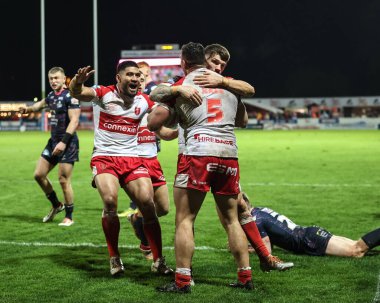 Hull KR 'dan Ryan Hall, 22 Şubat 202' de İngiltere 'nin Hull kentinde oynanan Sewell Group Craven Park' taki Hull KR-Leeds Rhinos maçında takım arkadaşlarıyla yaptığı denemeyi kutluyor.