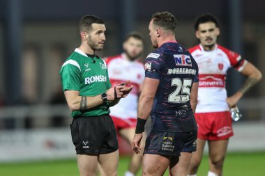 Hakem Jack Smith, Leeds Rhinos takımından James Donaldson ile konuşuyor. 2. Betfred Süper Lig karşılaşmasında Hull KR, Leeds Rhinos 'a karşı Sewell Group Craven Park, Kingston upon Hull, Birleşik Krallık, 22 Şubat 202