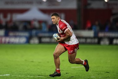 Hull KR 'dan Ryan Hall, 22 Şubat 202' de İngiltere 'nin Hull kentinde oynanan Sewell Group Craven Park' ta oynanan Hull KR-Leeds Rhinos maçında topu kırıyor.