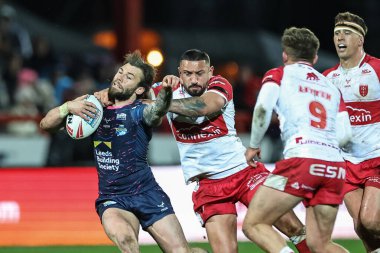 Leeds Rhinos 'tan Andy Ackers, Hull KR' dan Elliot Minchella ile oynadığı Betfred Süper Lig karşılaşmasında Hull KR, Leeds Rhinos 'a karşı Sewell Group Craven Park, Kingston on Hull, Birleşik Krallık, 22 Şubat 202