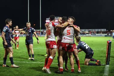 Hull KR 'dan Ryan Hall, 22 Şubat 202' de İngiltere 'nin Hull kentinde oynanan Sewell Group Craven Park' taki Hull KR-Leeds Rhinos maçında takım arkadaşlarıyla yaptığı denemeyi kutluyor.