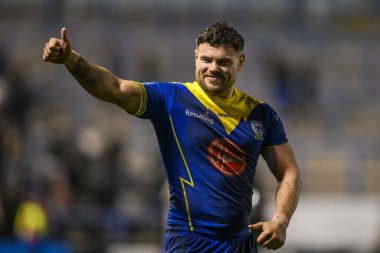 Warrington Wolves 'tan Joe Philbin, 23 Şubat 202' de Halliwell Jones Stadyumu, Warrington 'da oynanan Warrington Wolves vs Hull FC maçından sonra taraftarları alkışladı.