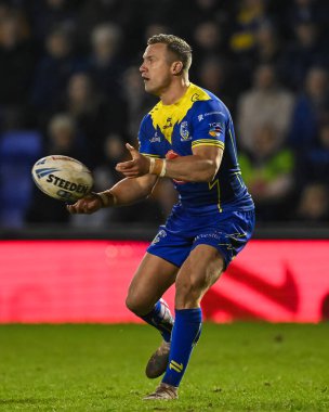 Warrington Wolves takımından Josh Drinkwater, 23 Şubat 202 tarihinde Warrington Jones Stadyumu 'nda oynanan Warrington Wolves vs Hull FC karşılaşmasında topu pas attı.