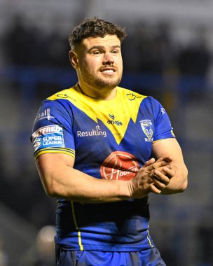 Warrington Wolves takımından Joe Philbin, 23 Şubat 202 'de Warrington Jones Stadyumu' nda oynanan Warrington Wolves vs Hull FC karşılaşmasında taraftarlarını tam zamanlı alkışladı.