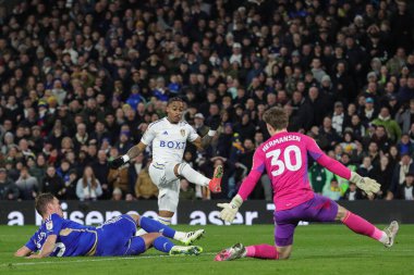 Leeds United takımından Crysencio Summerville bir atış yapıyor ama Leeds United - Leicester City maçında engelleniyor. Elland Road, Leeds, İngiltere, 23 Şubat 202