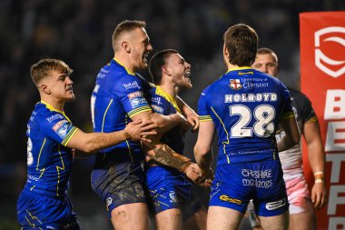 Warrington Wolves takımından Danny Walker, 23 Şubat 202 'de İngiltere' nin Warrington kentinde oynanan Warrington Wolves vs Hull FC maçında denemesini kutluyor.
