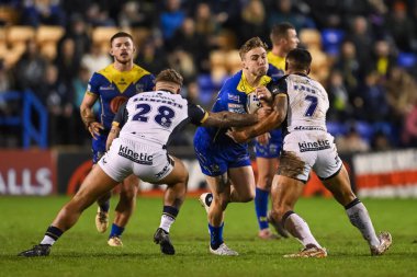 Warrington Wolves 'dan Sam Powell, 23 Şubat 2024' te Warrington Wolves vs Hull FC 'ye karşı oynanan Betfred Süper Lig karşılaşmasında Faamanu Brown Hull FC ve Denive Balmforth Hull FC tarafından yenildi.