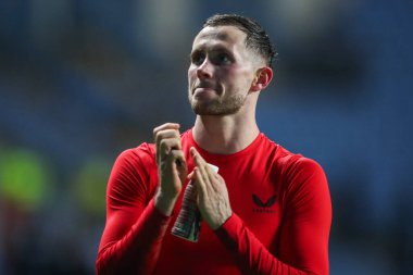 Preston North End 'den Alan Browne, Coventry Building Society Arena, Coventry, İngiltere' de 23 Şubat 202 tarihinde oynanan Coventry City-Preston North End maçından sonra gezgin taraftarları alkışlıyor.