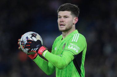 Leeds United takımından Illan Meslier topu Sky Bet Şampiyonası maçında Leeds United ile Leicester City arasında 23 Şubat 202 'de Leeds, İngiltere' de oynanan maçta aldı.