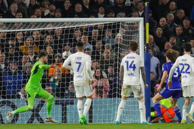 Leicester City 'nin Wout Faes' i topu alıyor ve Sky Bet Şampiyonası 'nda Leeds United' a karşı Leicester City maçında 23 Şubat 202 tarihinde Leeds, İngiltere 'de 0-1' lik bir gol atıyor.