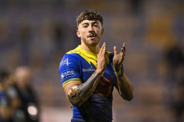 Warrington Wolves 'tan Matty Ashton, 23 Şubat 202' de İngiltere 'nin Warrington kentinde oynanan Warrington Wolves vs Hull FC karşılaşmasının sonunda taraftarları alkışlıyor.