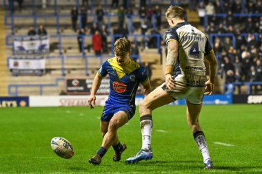 Warrington Wolves takımından Leon Hayes, 23 Şubat 202 'de İngiltere' nin Warrington kentinde oynanan Warrington Wolves-Hull FC maçında önde gidiyor.