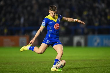 Warrington Wolves takımından Josh Thewlis, 23 Şubat 202 'de İngiltere' nin Warrington kentinde oynanan Warrington Wolves vs Hull FC maçında kaleye vuruyor.