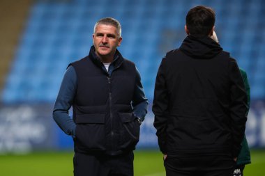 Preston North End 'in Ryan Lowe teknik direktörü, Coventry City' nin Preston North End 'e karşı 23 Şubat 202' de Coventry Building Society Arena 'da oynadığı Sky Bet Şampiyonası maçından önce geldi.