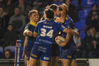 Warrington Wolves 'dan Toby King, 23 Şubat 202' de İngiltere 'nin Warrington şehrindeki Halliwell Jones Stadyumu' nda oynanan Warrington Wolves vs Hull FC maçında denemesini kutluyor.