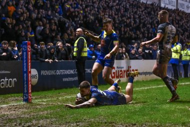 Warrington Wolves 'tan Connor Wrench, 23 Şubat 202' de Warrington Jones Stadyumu 'nda oynanan Warrington Wolves vs Hull FC maçında bir deneme için sahaya çıkıyor.