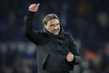 Leeds United 'ın Daniel Farke teknik direktörü, 23 Şubat 202' de Leeds, İngiltere 'de Leeds Road' da oynanan Sky Bet Şampiyonası maçından sonra taraftarları tam zamanlı olarak selamlıyor.