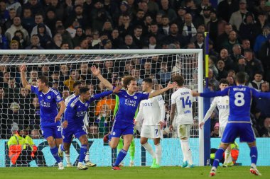 Leicester City 'nin Wout Faes' i golünü kutluyor ve skor 0-1, Sky Bet Şampiyonası maçında Leeds United 'a karşı Leicester City, Elland Road, Leeds, İngiltere, 23 Şubat 2024 