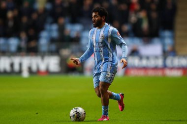 Coventry City 'den Jay Dasilva, Coventry Building Society Arena, Coventry, İngiltere' de Coventry City ve Preston North End arasındaki Gökyüzü İddia Şampiyonası maçında topa devam ediyor.
